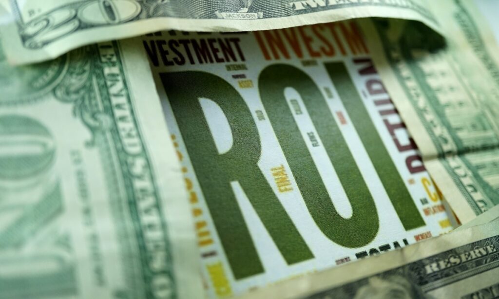 a piece of paper that says "ROI" surrounded by American dollars